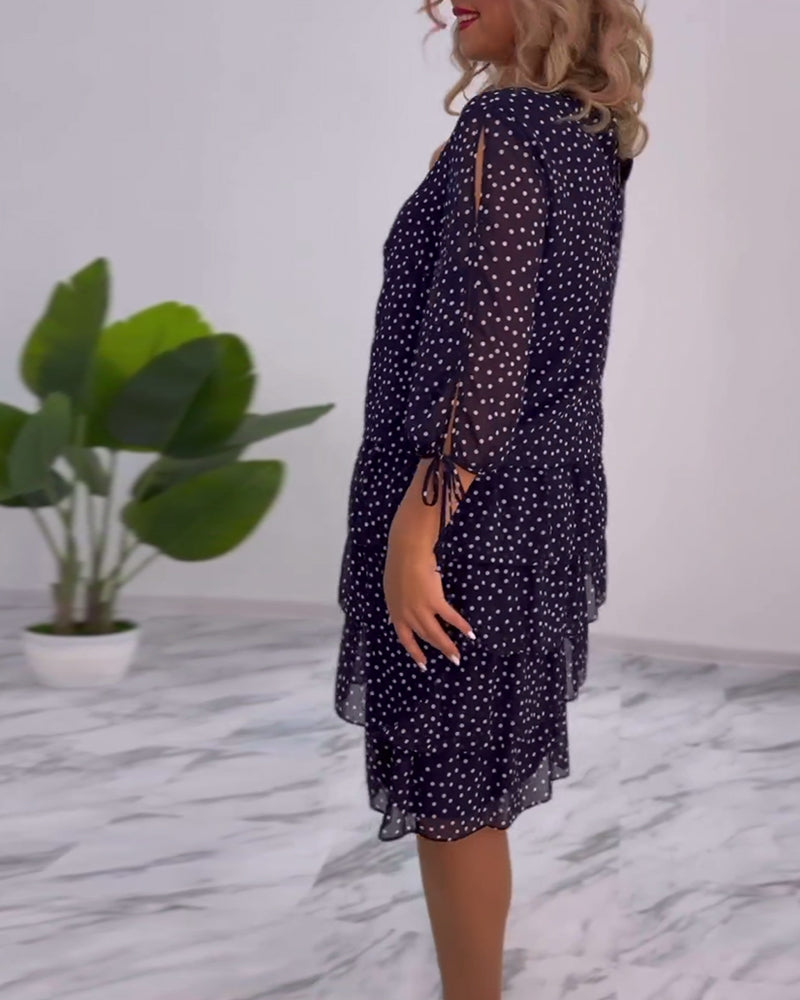 Moda donna: abito a pois con gonna fluida, vestito elegante, maniche a tre quarti. Perfetto per outfit autunno.