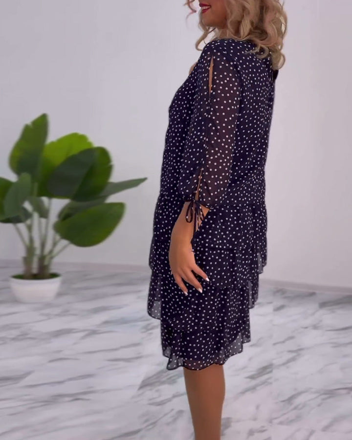 Moda donna: abito a pois con gonna fluida, vestito elegante, maniche a tre quarti. Perfetto per outfit autunno.