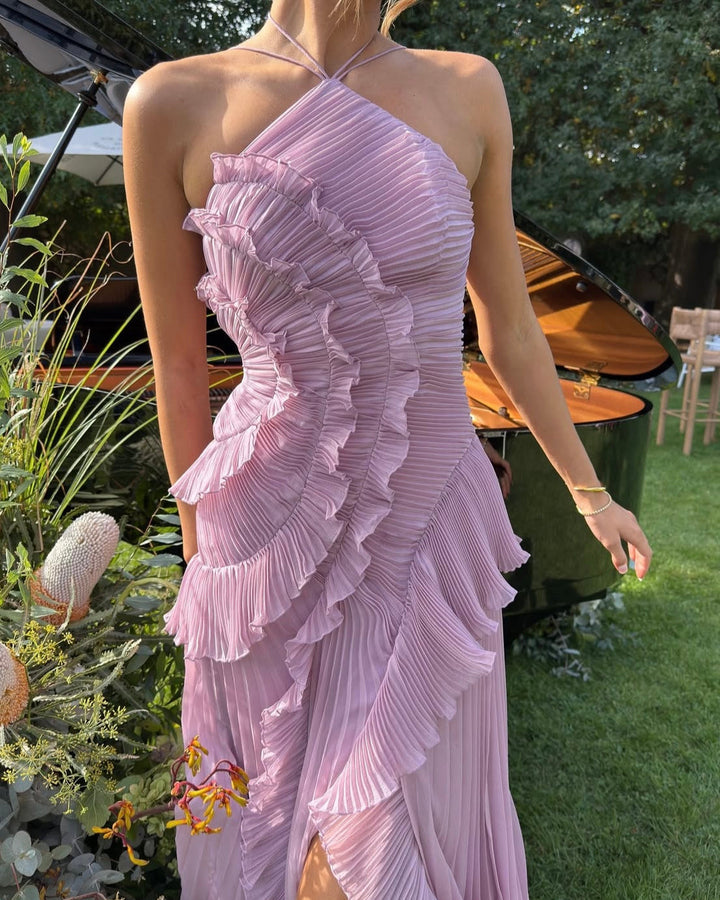 Elegante vestito lungo da donna con schiena scoperta, fiocco in vita e orlo a balze, ottimo per cerimonie estive.