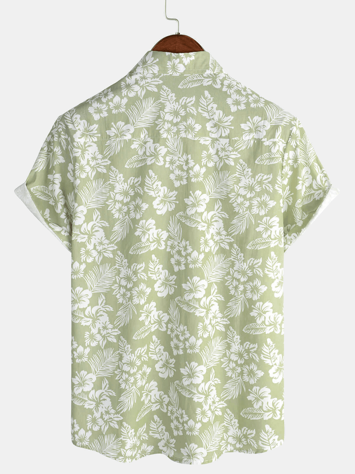 Stile casual uomo: camicia floreale a maniche corte, perfetta per spiaggia e clima estivo.