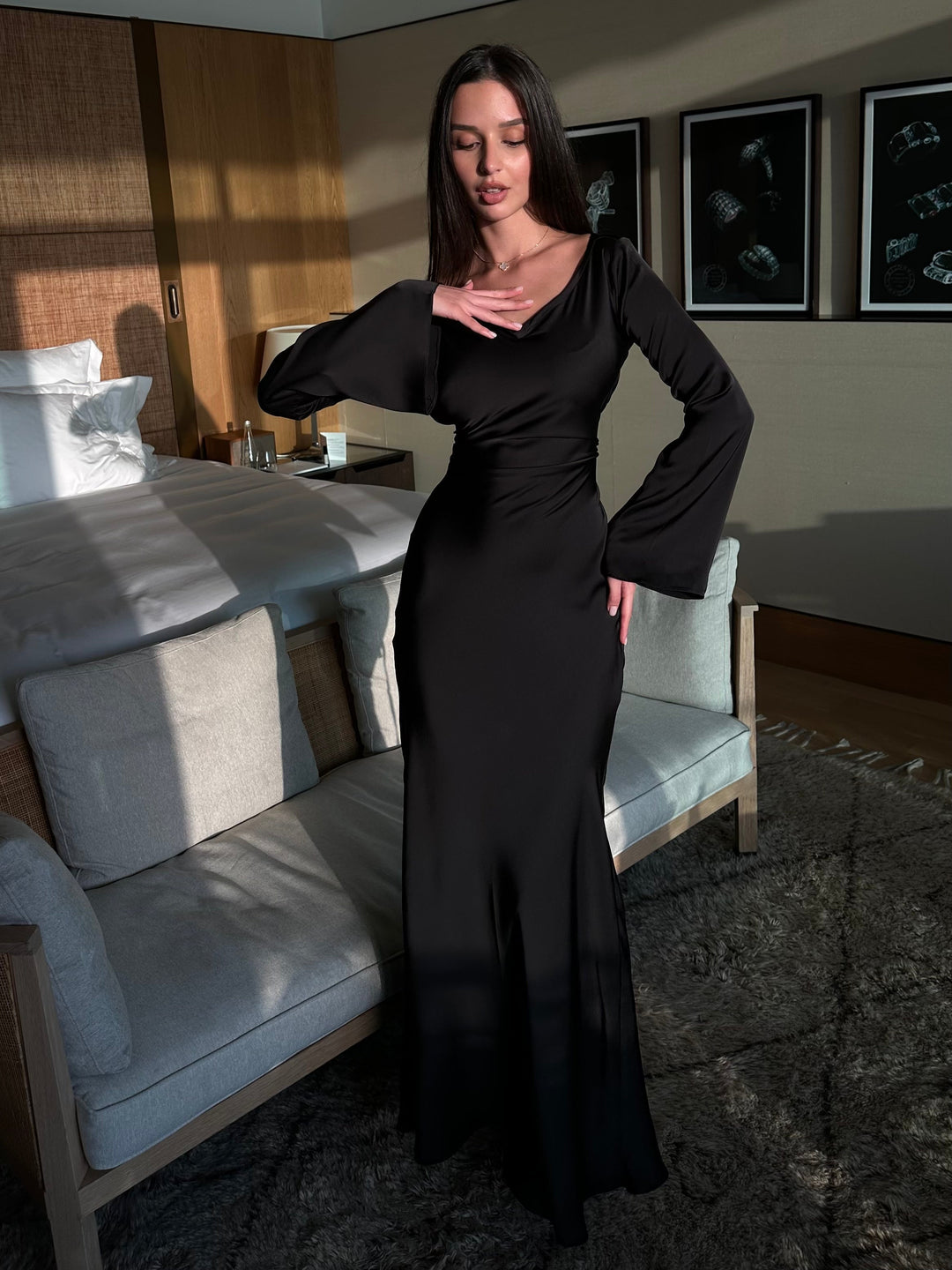 Abito elegante donna maxi, maniche lunghe, ideale per la moda autunnale.