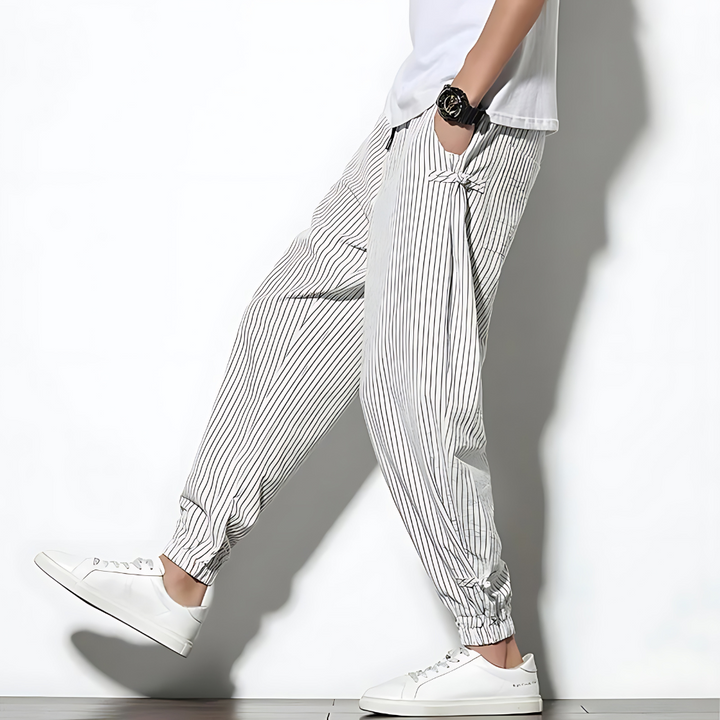 Pantaloni chino uomo a gamba dritta, vestibilità comoda. Ideali per un look casual o elegante, moda maschile.