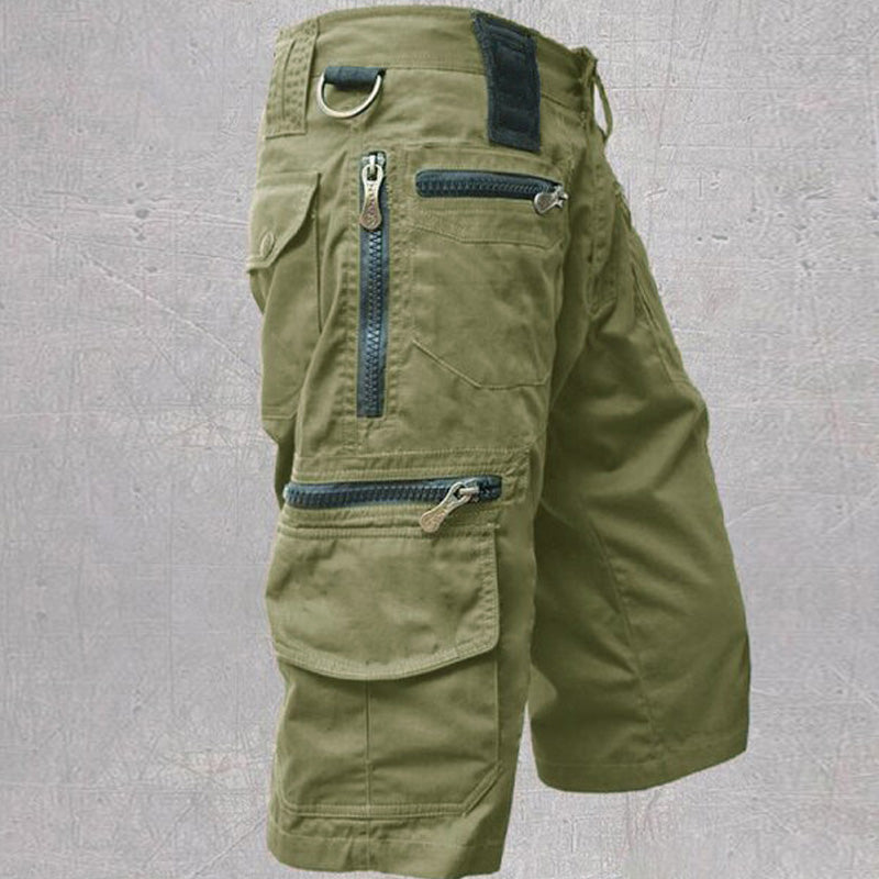 Pantaloncini cargo uomo neri, versatili con tasche, perfetti per un look casual estivo o per il viaggio.