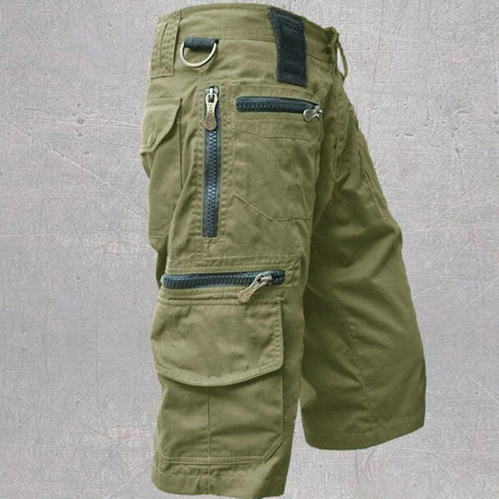 Pantaloncini cargo uomo neri, versatili con tasche, perfetti per un look casual estivo o per il viaggio.