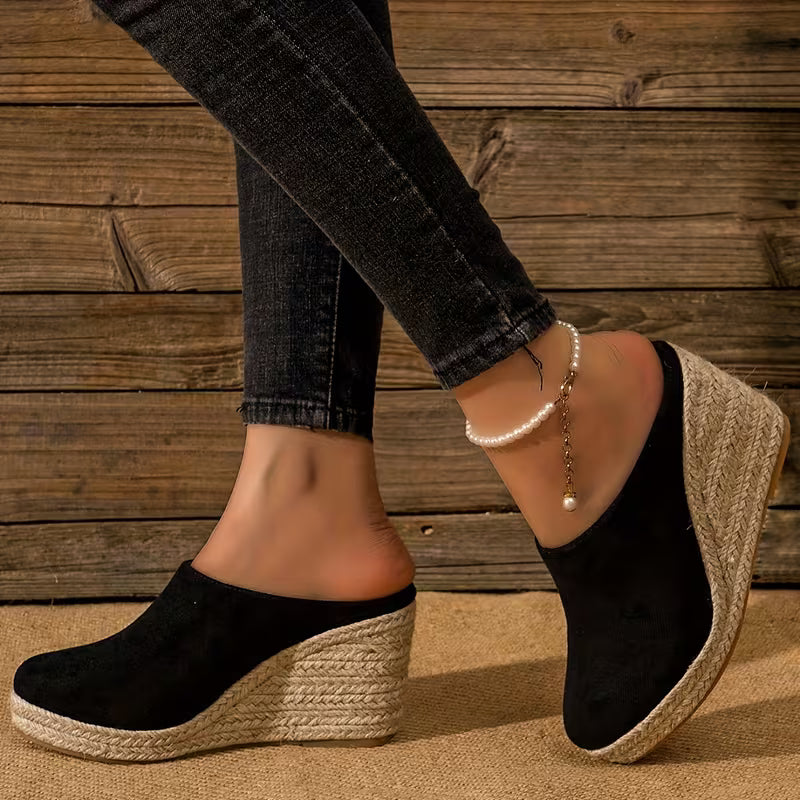 Sandali donna con zeppa neri, eleganti e comodi. Calzature estive casual chic per la moda quotidiana.