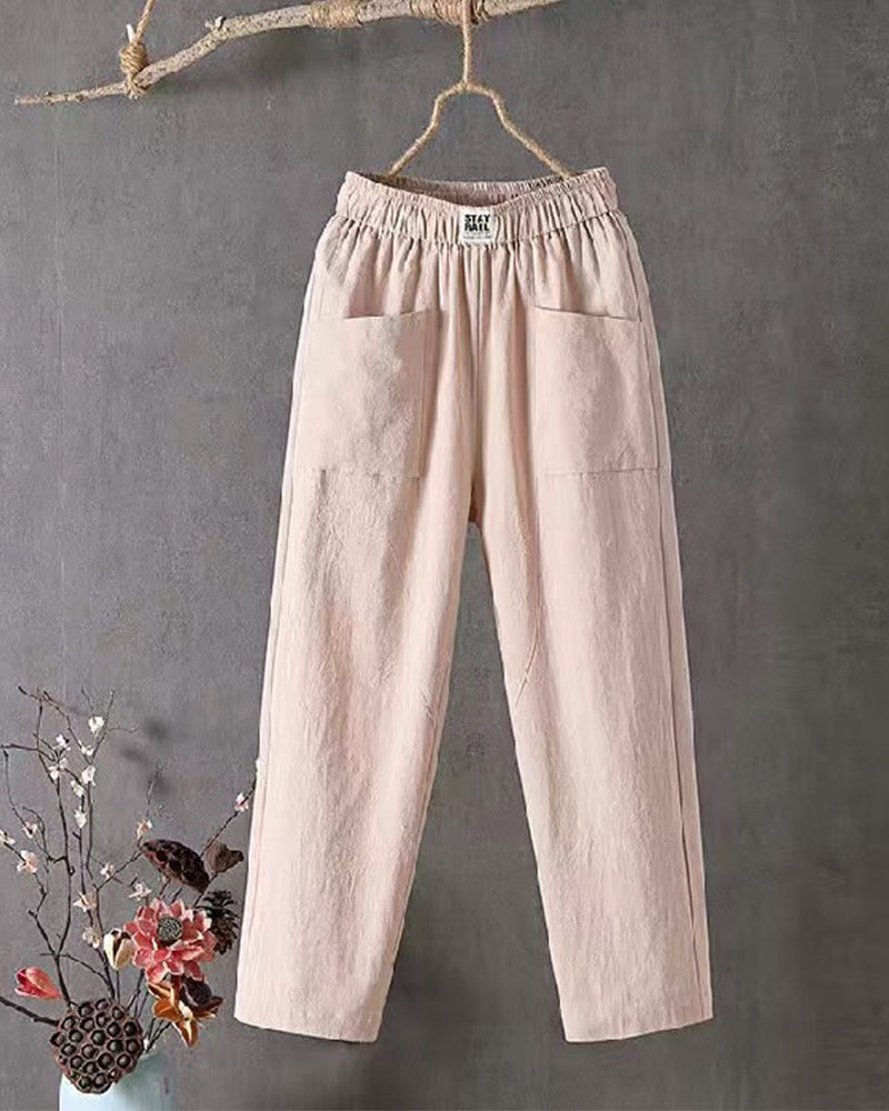 Modella indossa pantaloni donna vita alta eleganti, perfetti per creare outfit casual chic e sofisticati.