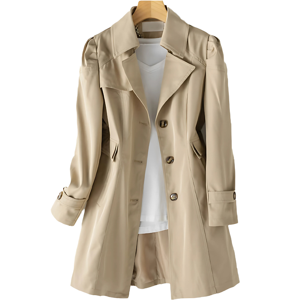 Donna indossa trench sagomato in città, ideale per outfit urbani e professionali. Stile classico e moda.