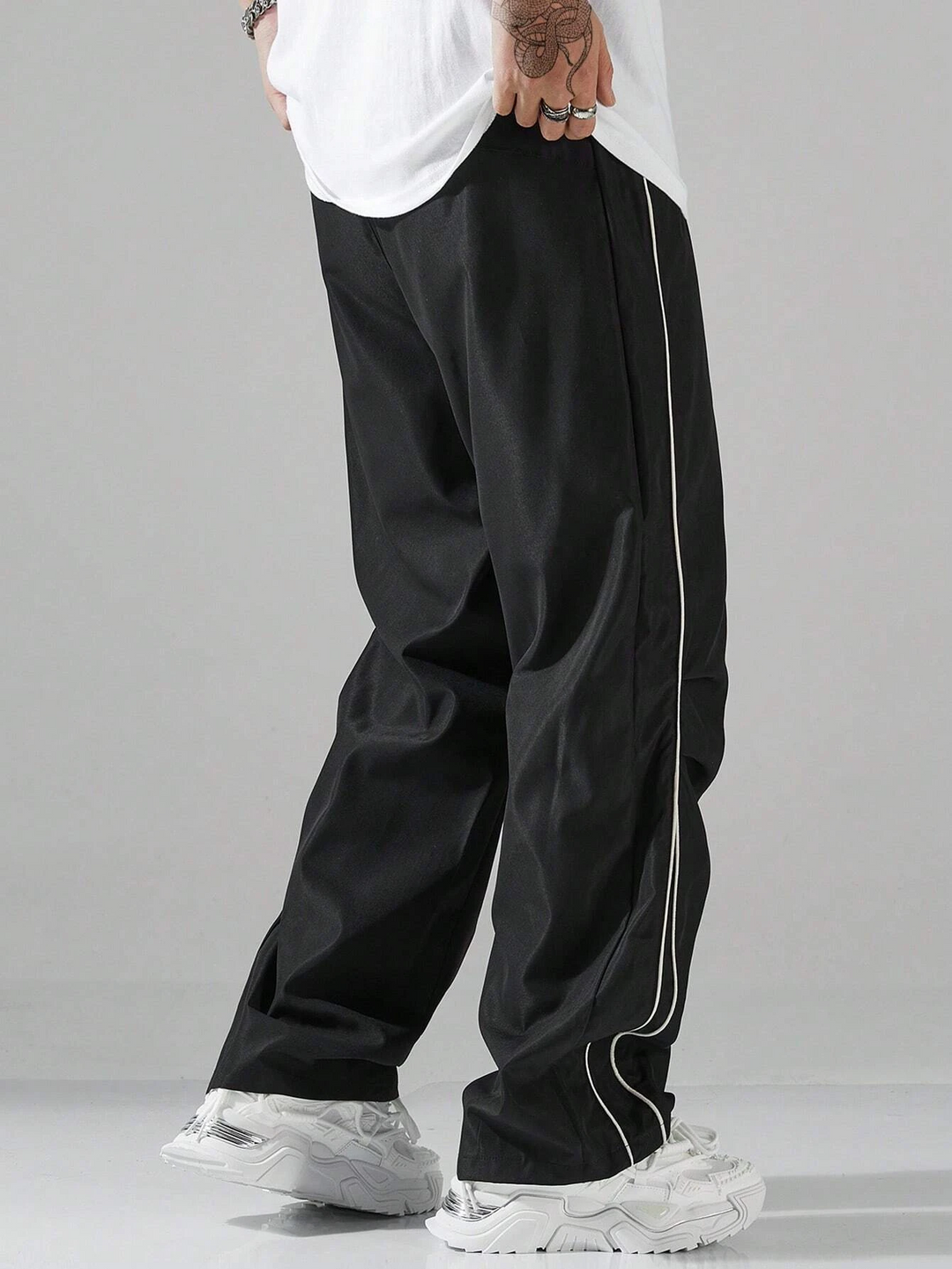 Pantaloni relax uomo sportivi, gamba dritta per comfort e stile. Perfetti per abbigliamento casual e tempo libero.