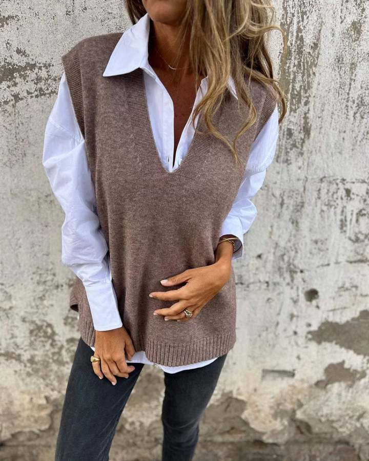 Maglia smanicata da donna con scollo a V, perfetta per outfit casual o eleganti. Moda donna versatile e confortevole.