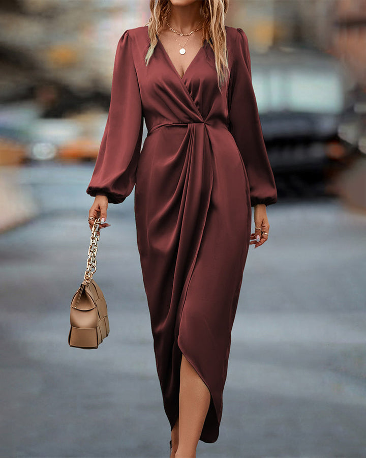 Abito donna marrone fluido con maniche a lanterna e collo a V. Vestito elegante e versatile per ogni occasione.