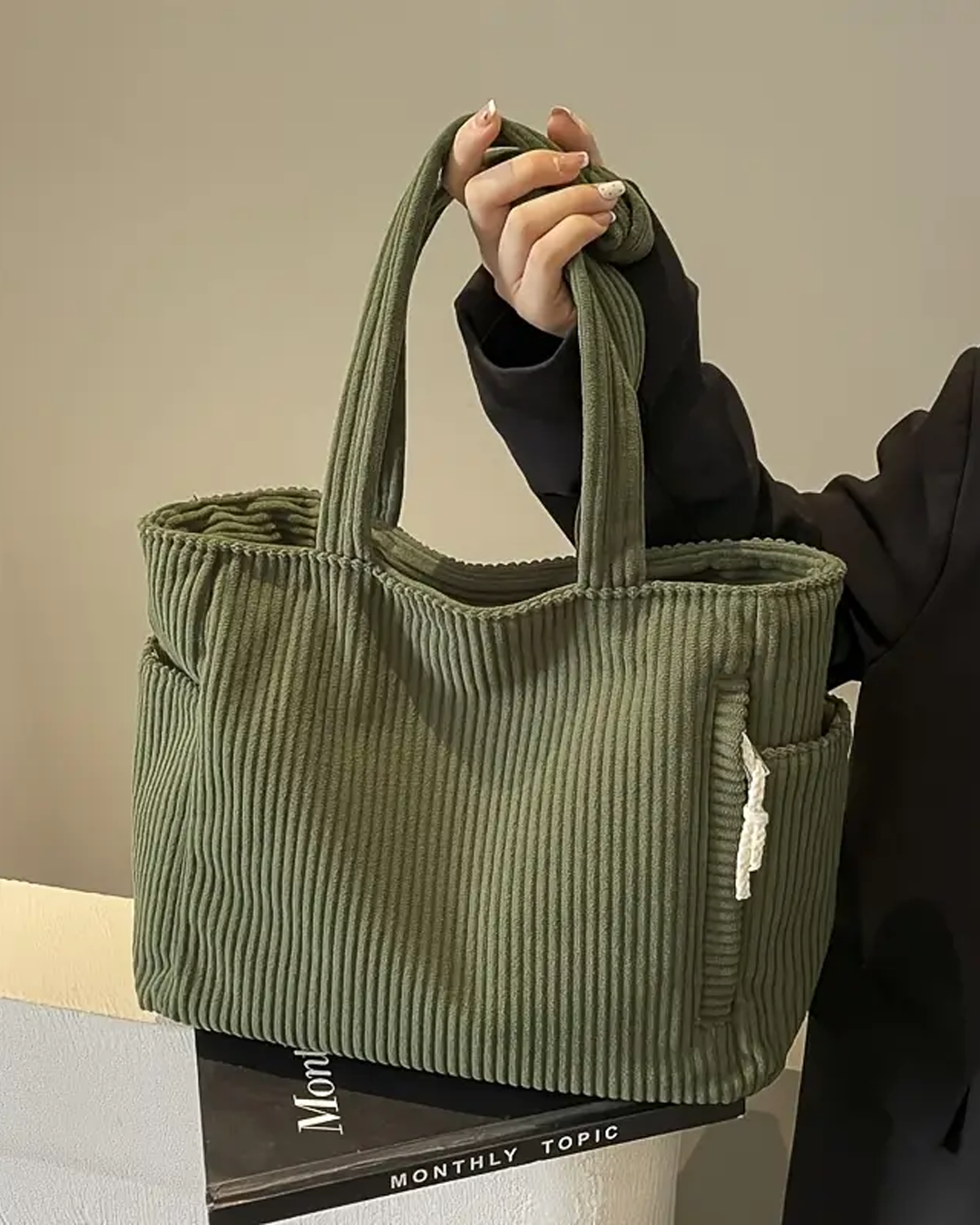 Borsa a spalla elegante da donna in velluto a coste, capiente e chic, ideale per il look quotidiano.