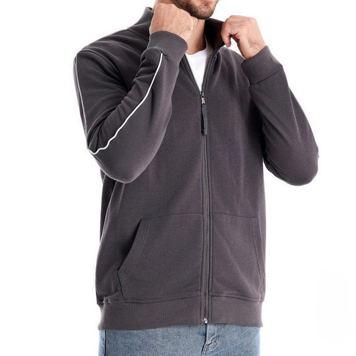Felpa uomo con collo alto, cerniera e tasche. Ideale per autunno/inverno, offre calore e comfort.