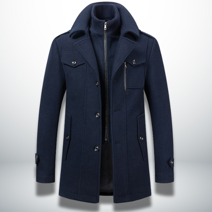 Cappotto uomo elegante con doppio collo e zip, perfetto per moda maschile invernale.