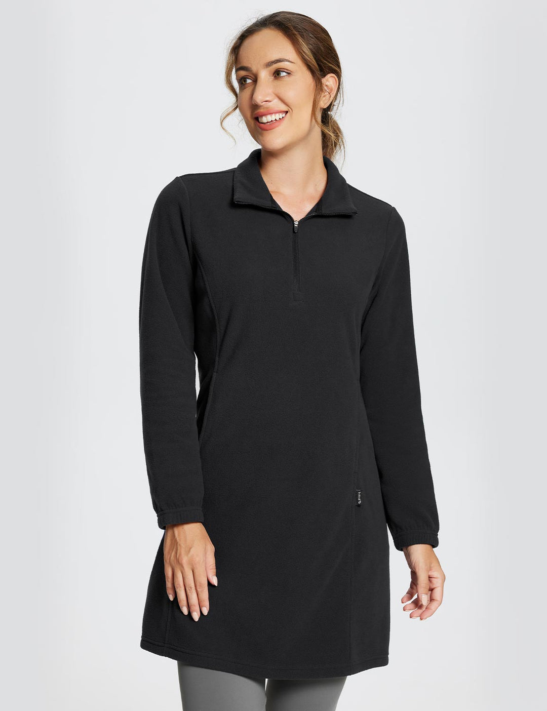 Abito tunica invernale da donna con mezza zip, collo alto e tasca. Stile casual e comodo.