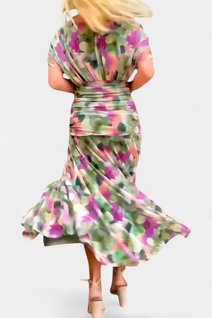 Abito donna lungo con motivo floreale e scollo a V. Elegante e fluido, ideale per un'occasione speciale.