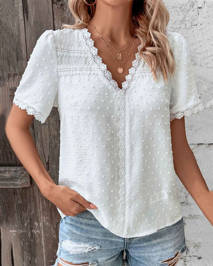 Camicetta donna elegante e leggera a maniche corte, perfetta per outfit estivi chic. Stile femminile.
