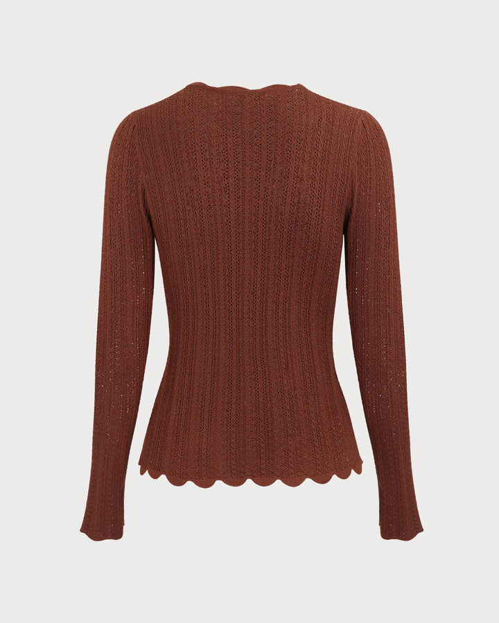 Maglione donna aderente marrone con scollo rotondo. Maniche lunghe e bottoni decorativi per un look autunnale chic.