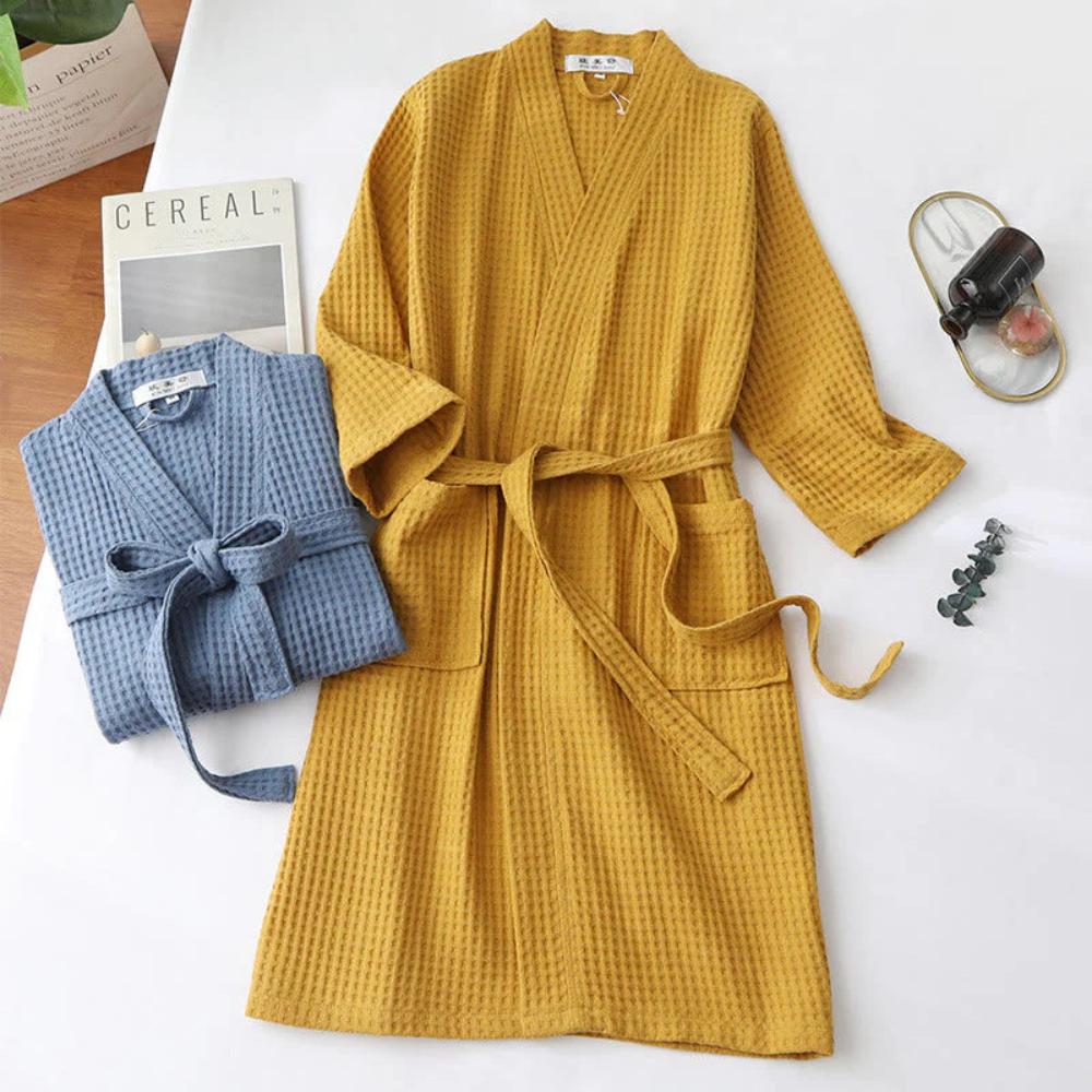 Donna rilassata in accappatoio kimono di cotone, perfetto per un'esperienza spa lussuosa e confortevole.