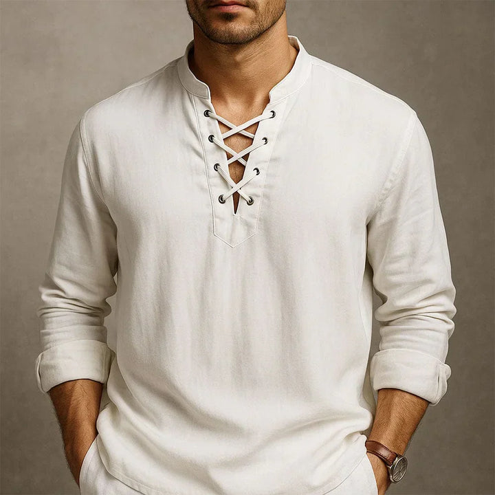 Uomo con camicia estiva e laccio regolabile, look casual per vacanze al mare e serate estive.