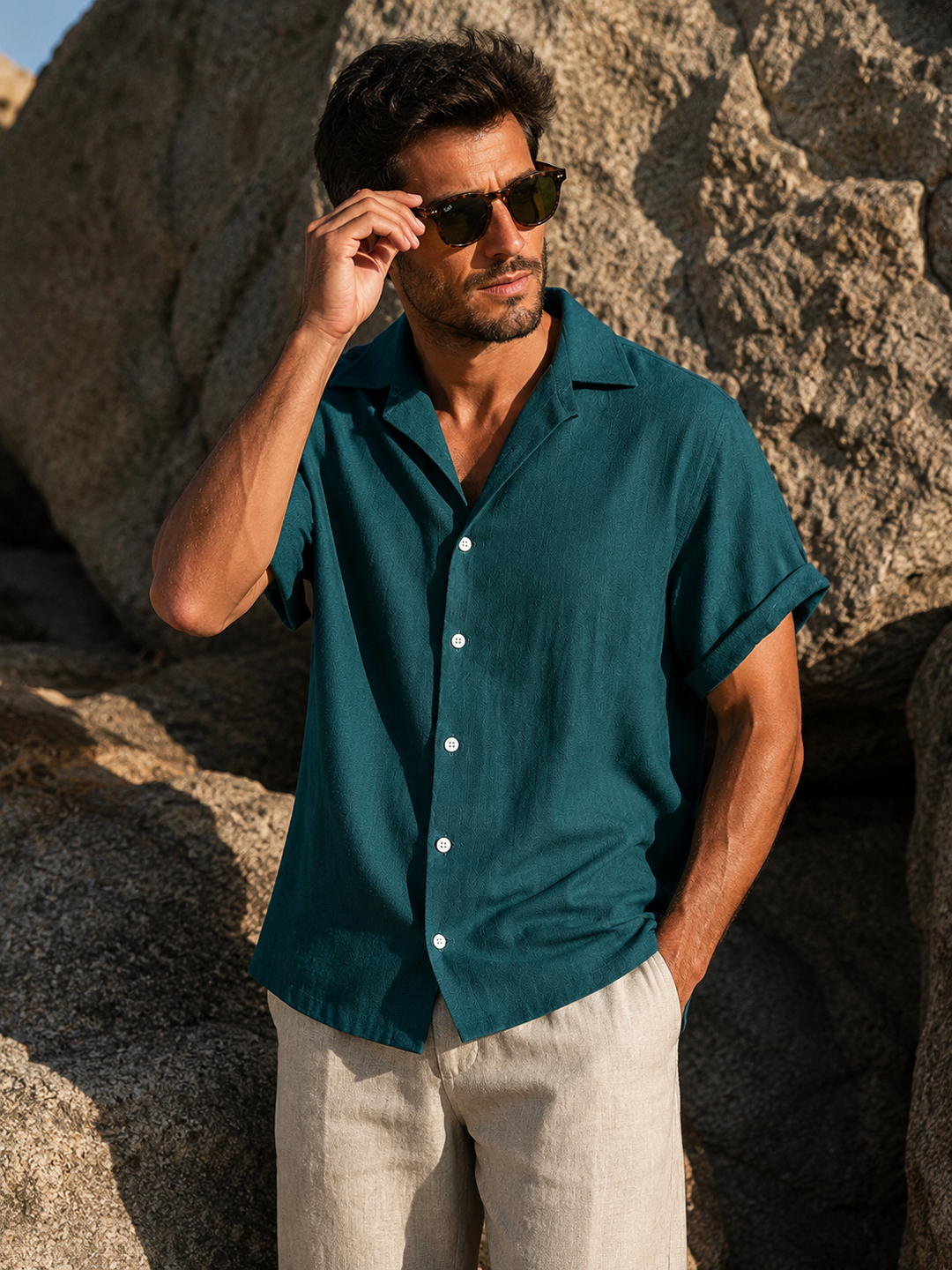 Camicia uomo estiva verde petrolio elegante, maniche corte, ideale per look raffinato e casual.