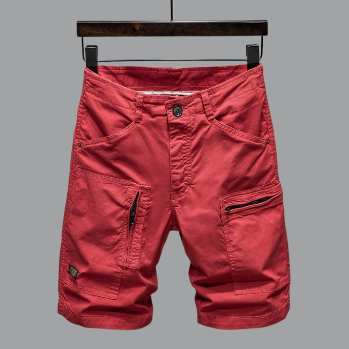 Bermuda uomo vestibilità sartoriale con tasche cargo. Look estivo casual ma raffinato, ideale per viaggio.
