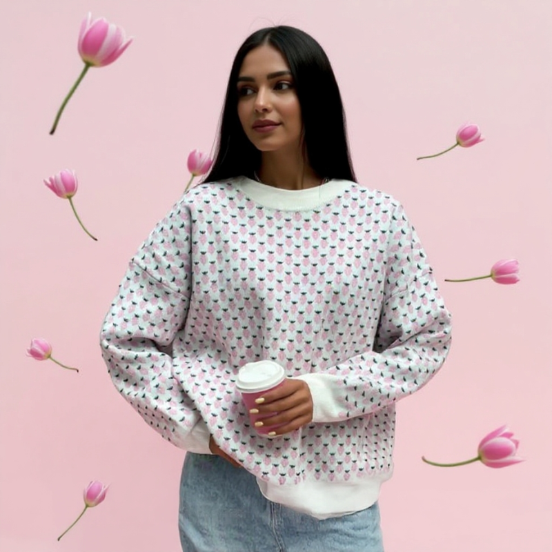 Modella indossa maglione donna oversize stampa fragole girocollo. Look casual e trendy per autunno/inverno.
