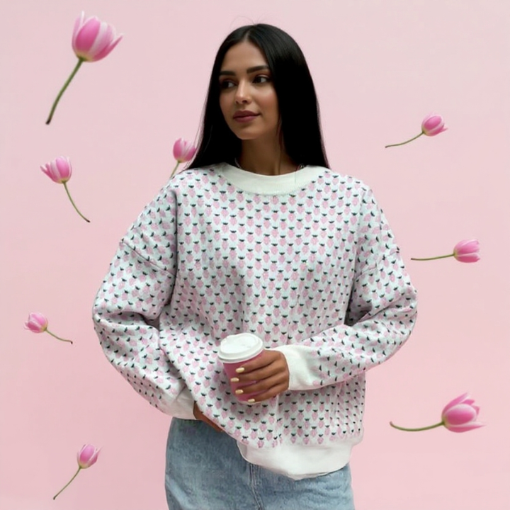 Modella indossa maglione donna oversize stampa fragole girocollo. Look casual e trendy per autunno/inverno.