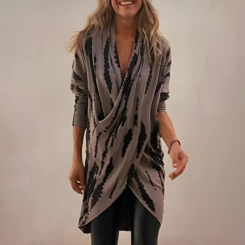 Tunica donna elegante con scollo a V e vestibilità morbida, perfetta per abbigliamento casual chic primavera estate.