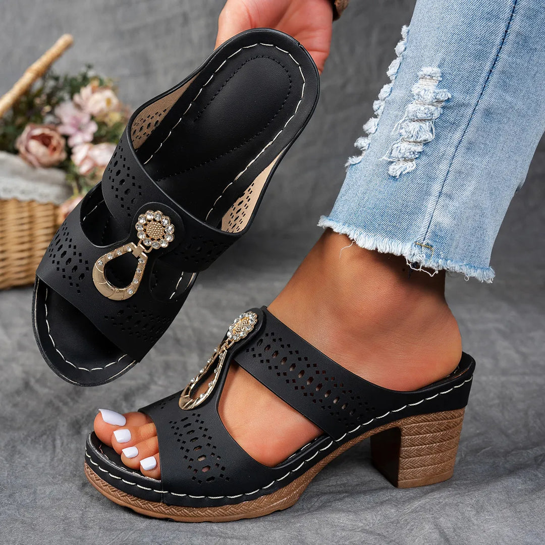 Sandali mule da donna eleganti con gioiello, perfetti per l'estate.
