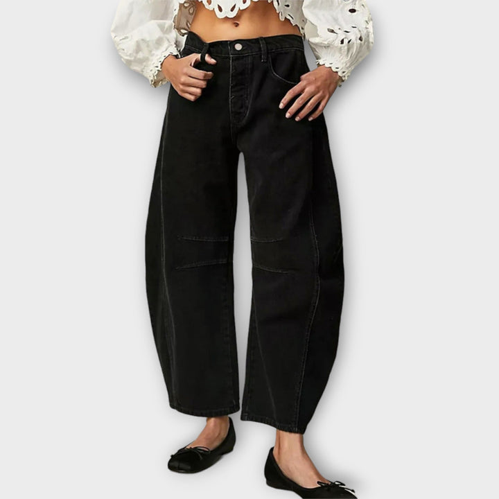 Jeans classici da donna, gamba larga e vita alta, in denim grigio. Ideali per outfit versatili.