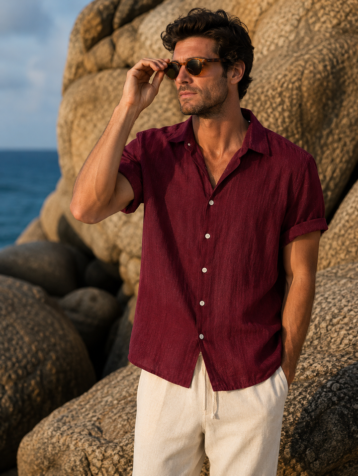 Camicia estiva uomo elegante rosso borgogna, ideale per serate casual o look da vacanza alla moda.