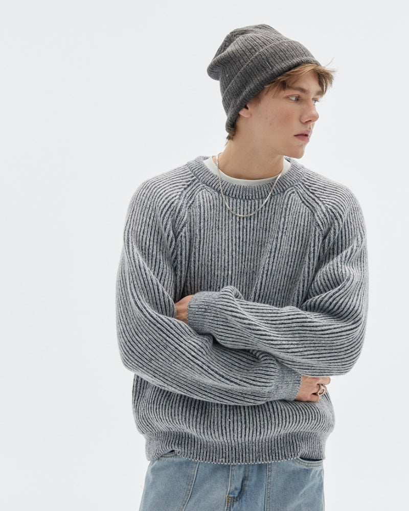 Elegante maglione maschile girocollo in morbida maglia grigia, con design a spalle scese, perfetto per un outfit casual.