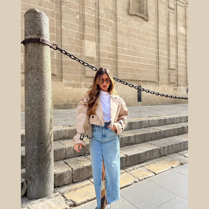 Trench corto doppiopetto da donna, stile elegante e versatile, perfetto per primavera e autunno.