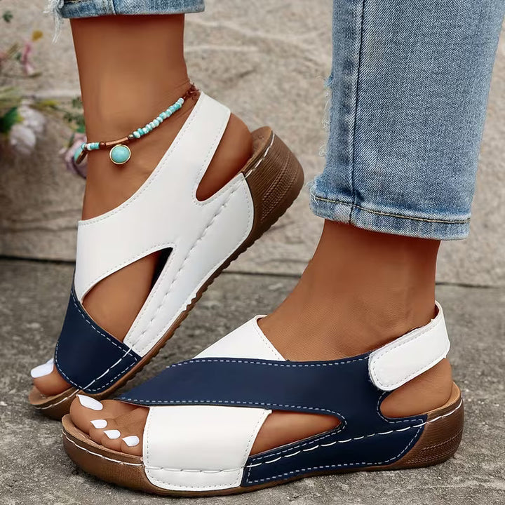 Sandali donna con plateau beige, design elegante e comodo per look estivi quotidiani.