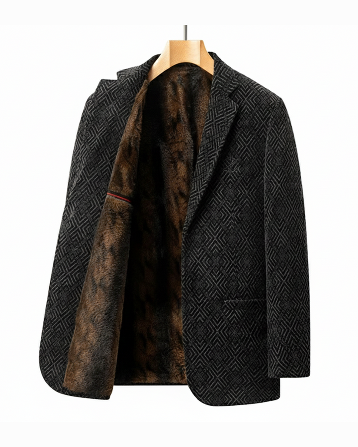 Elegante cappotto uomo autunnale con collo alto e taglio sartoriale, perfetto per un look sofisticato di moda maschile.