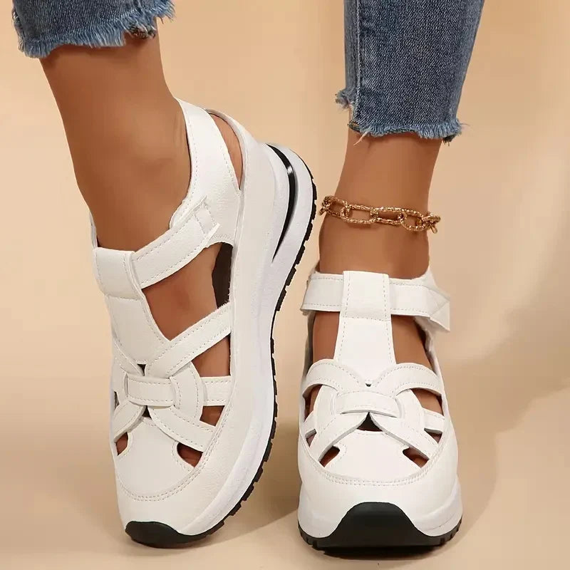 Eleganti sandali platform bianchi da donna con punta chiusa, ideali per look estivi alla moda e comfort quotidiano.