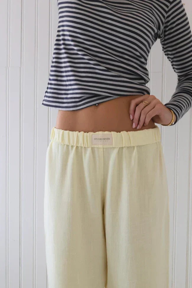 Pantaloni casual donna a righe, l'alleato ideale per viaggiare con stile e comodità.