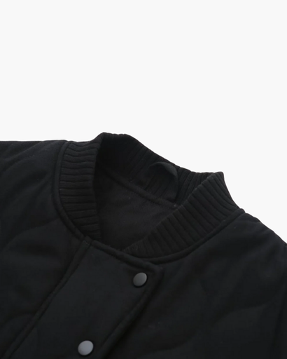 Giacca donna trapuntata oversize, design moderno per look casual chic. Un bomber confortevole per stile urbano quotidiano.