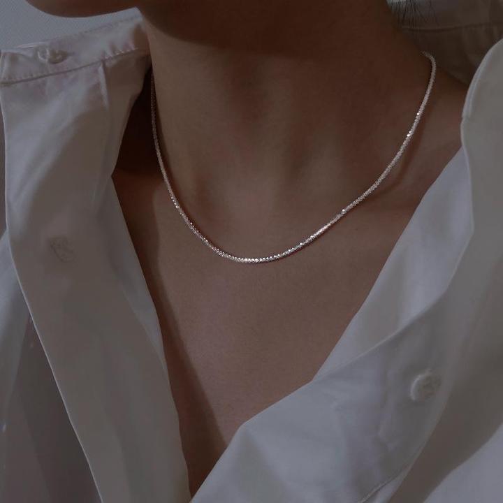 Raffinata parure di collane donna in argento 925, stile minimalista e moderno, ideale per stratificazione.