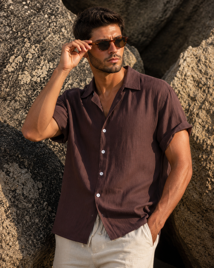 Camicia estiva uomo elegante marrone moka, perfetta per look casual e chic.