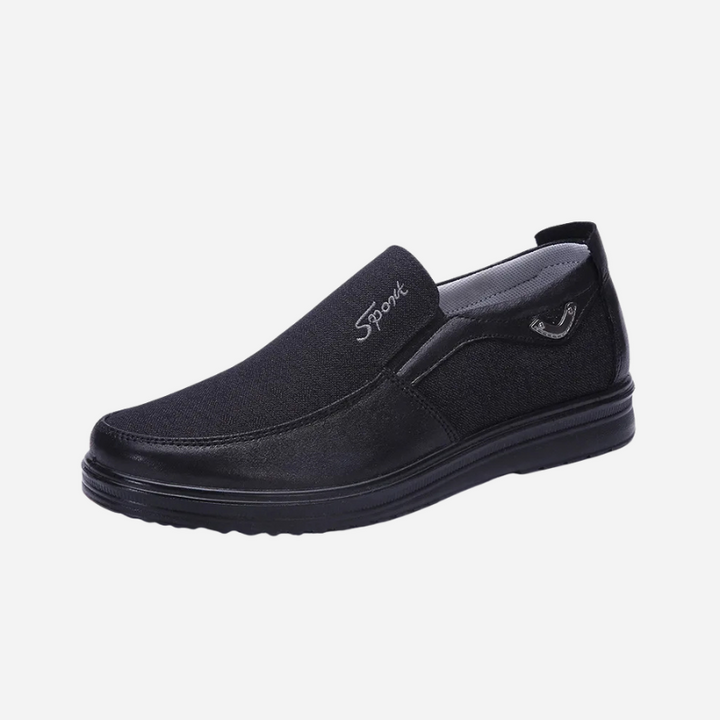 Scarpe uomo slip-on leggere e traspiranti, ideali per comfort quotidiano e stile casual.