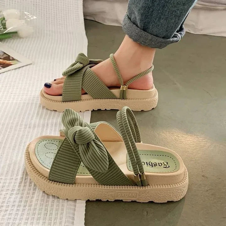Sandali donna con plateau alla moda, estivi ed eleganti. Calzature chic con supporto per passeggio casual.