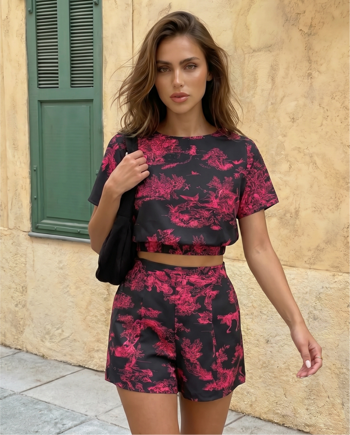 Completo donna estivo casual-chic con top corto e shorts vita alta, ideale per la spiaggia o passeggiate.