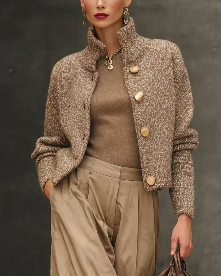 Giacca invernale donna beige tailored, corta, perfetta per un look elegante e alla moda.