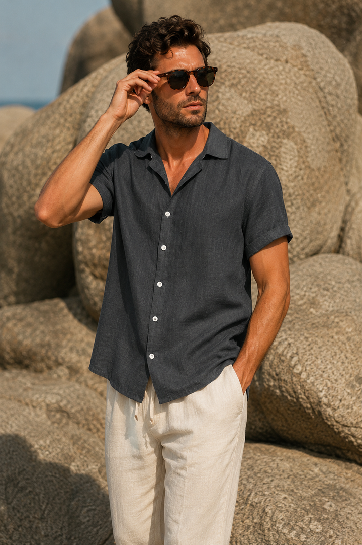Camicia uomo estiva carbone, maniche corte, stile moderno ed elegante per look casual o chic.