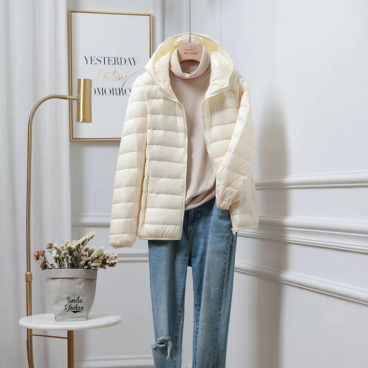 Giacca donna beige trapuntata, leggera, con cappuccio. Stile versatile per l'abbigliamento autunno.