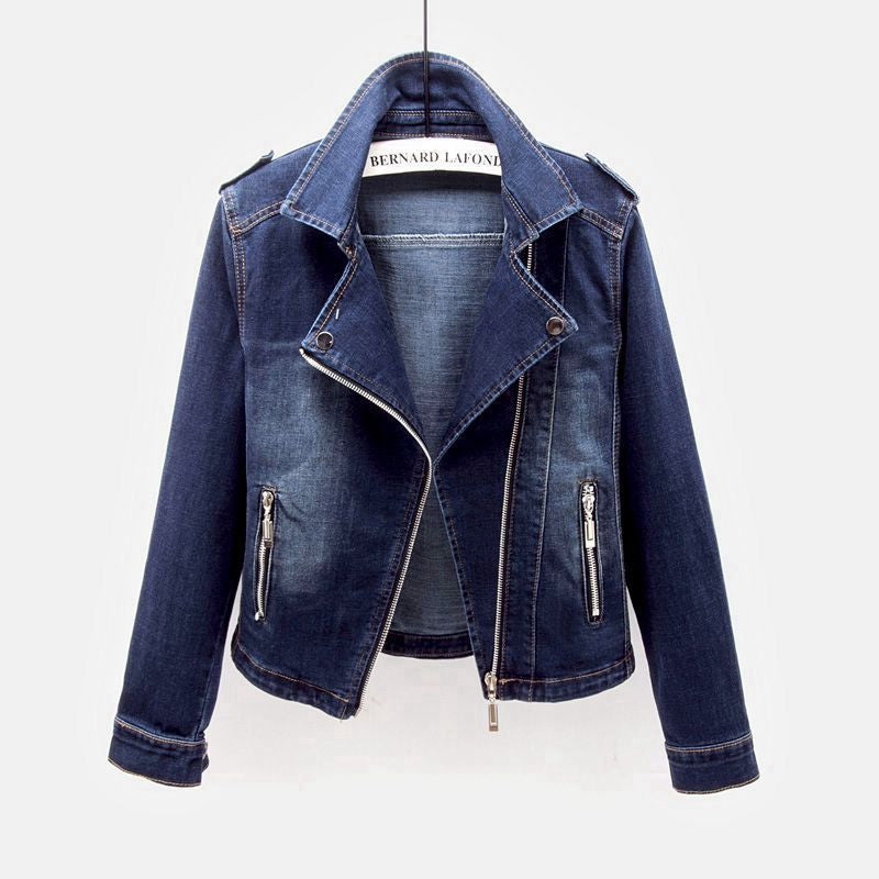 Giacca da donna in denim blu, taglio corto slim fit con zip frontale, perfetta per un tocco di stile contemporaneo.