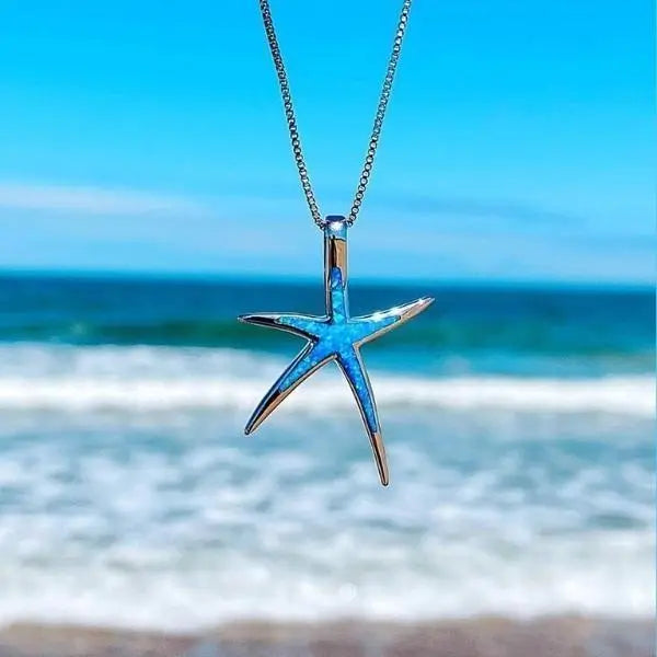 Collana donna elegante con pendente stella marina e opale blu, gioiello marino perfetto per l'estate.