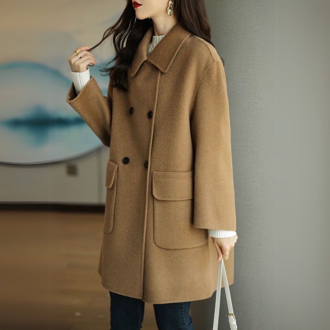 Versatile cappotto doppiopetto da donna, un capospalla elegante per occasioni formali e casual in inverno.