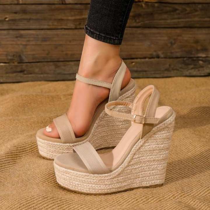 Sandali espadrille con zeppa da donna, perfetti per un look estivo elegante e confortevole.